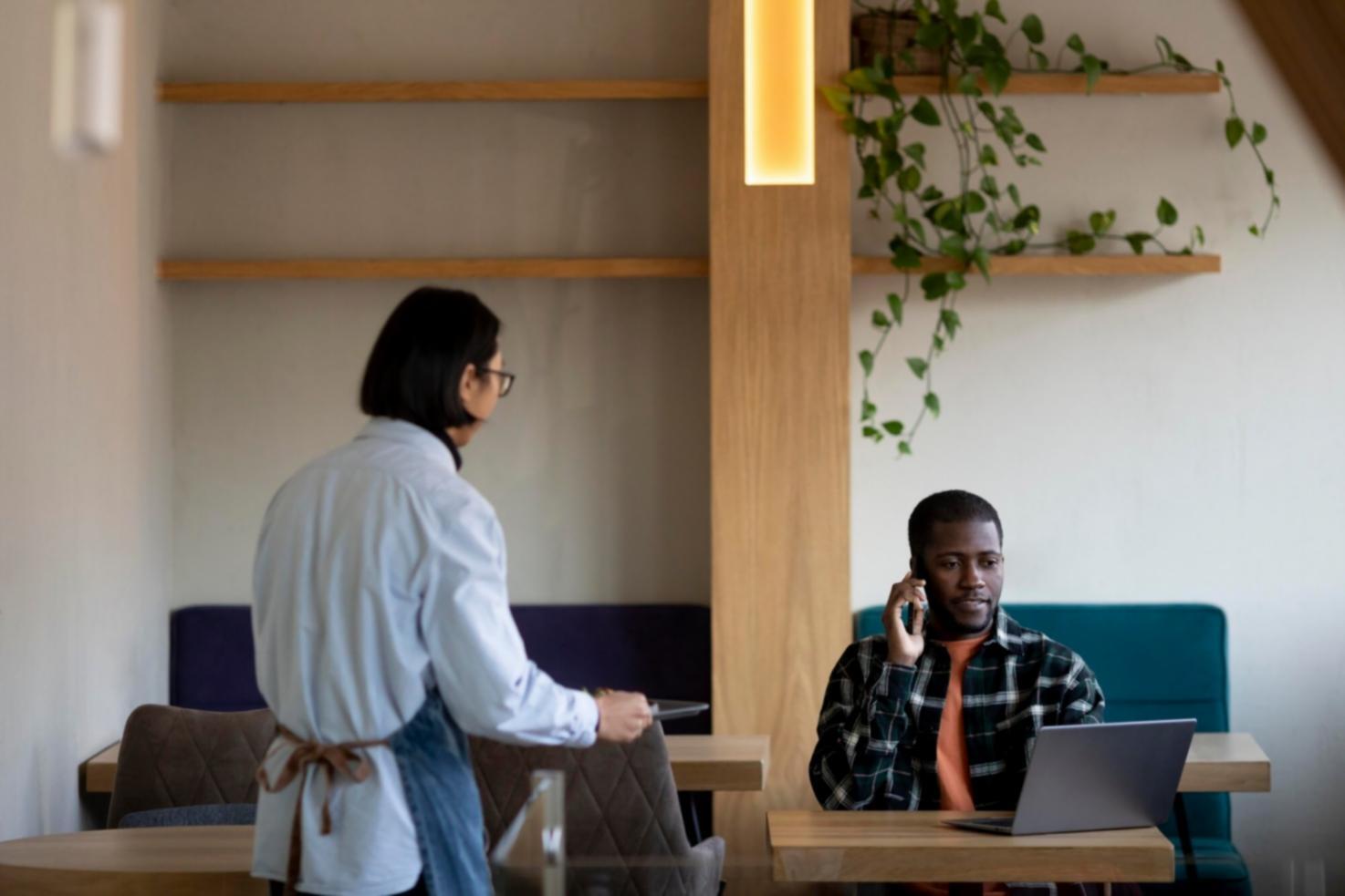 Entspannte Budgetplanung mit Kaffee und einfachen Notizen