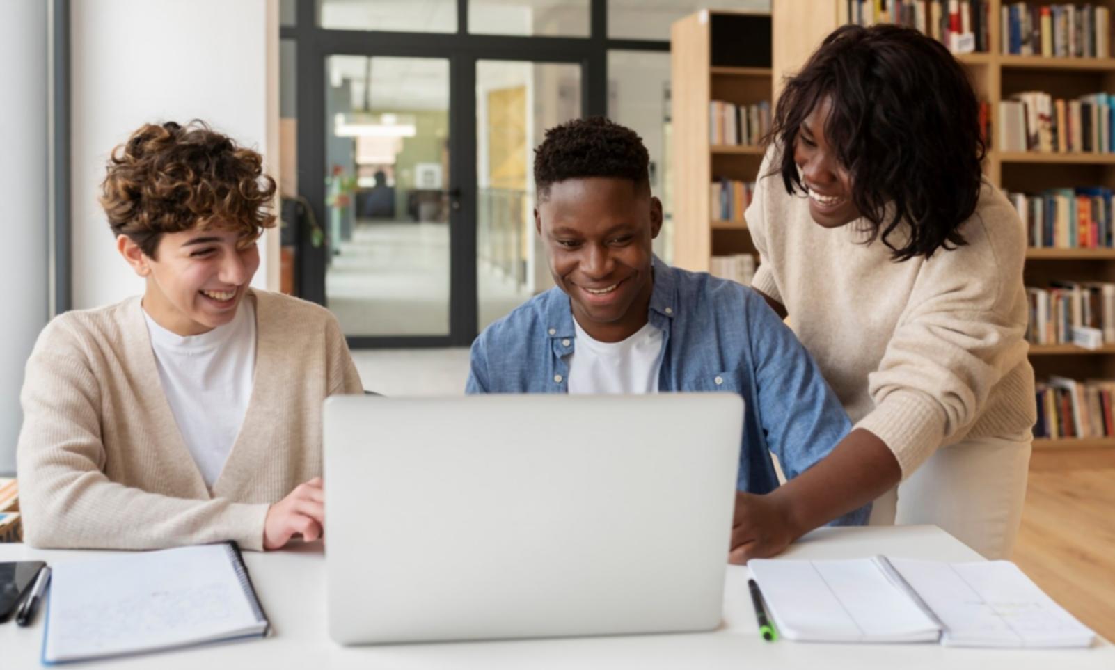Finanzberatung Gespräch in entspannter Atmosphäre