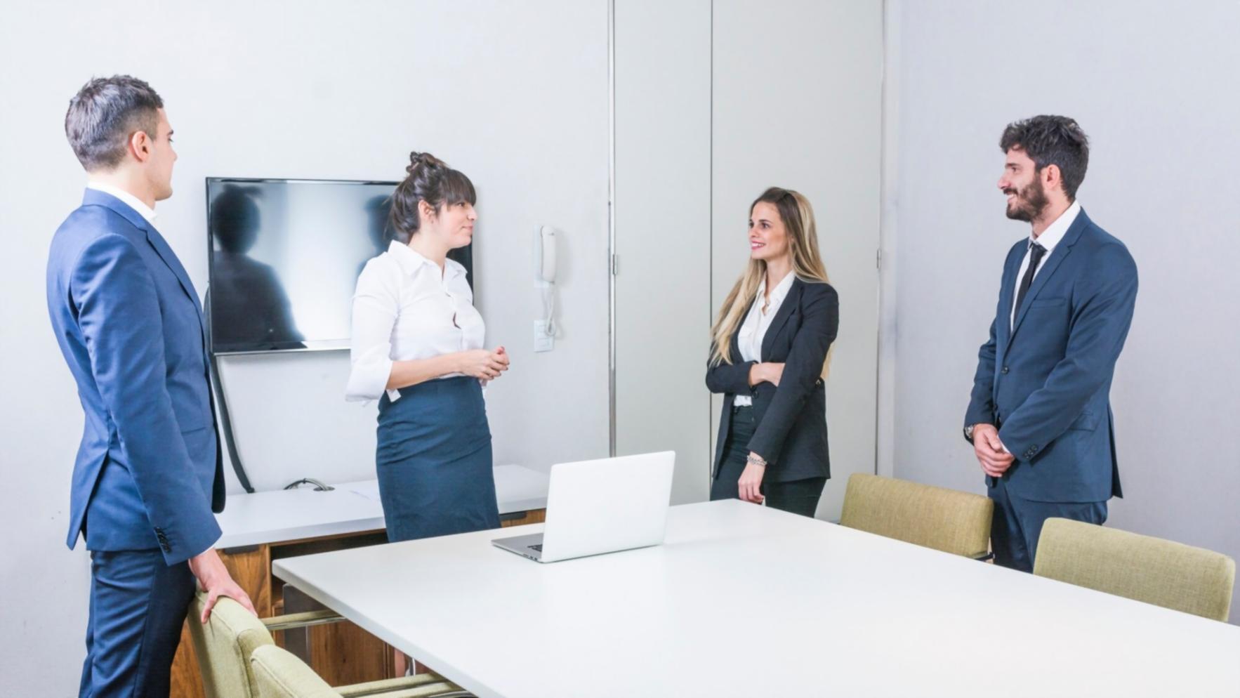 Einfache Budgetplanung mit Notizen und Stift